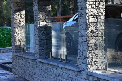 Kompletné riešenie skleneného zábradlia pre prístrešok na Spiši na stĺpikoch