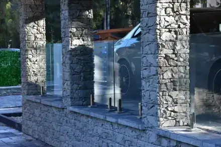 Sklenené zábradlie na stĺpikoch