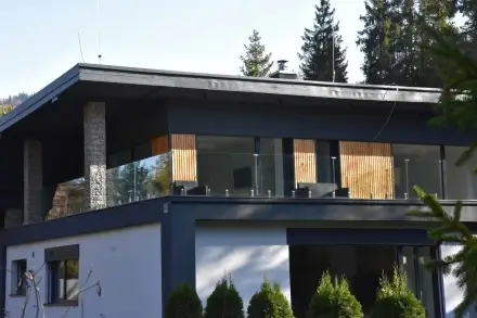 Sklenené zábradlia bez rámu