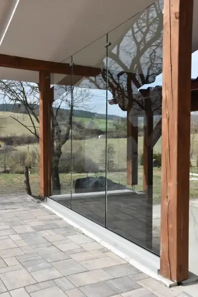 Sklenené zábradlie v hliníkovom profile v striebornom prevedení - moderné riešenie pre domy v Žiline