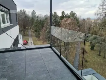 Moderné sklenené zábradlie v antracitovom hliníkovom profile na terase v Spišskej Novej Vsi