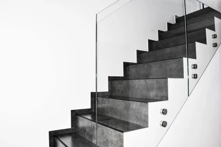 Sklenené zábradlie na schody bodové úchyty Spiš