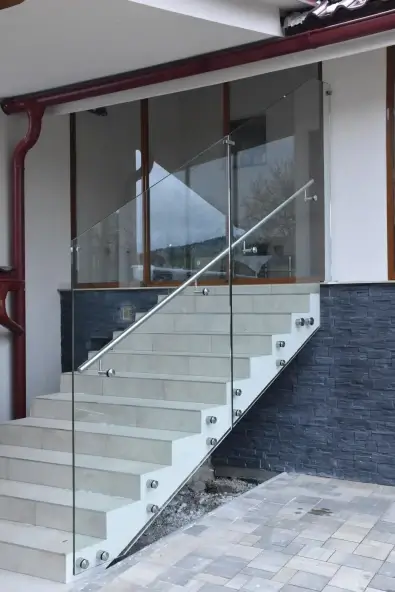 Realizácia skleneného zábradlia na schody v modernom interiéri