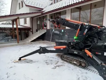 Sklenené zábradlie na schody montované pomocou minižeriavu