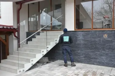 Bezpečné sklenené zábradlie na schody v rodinnom dome