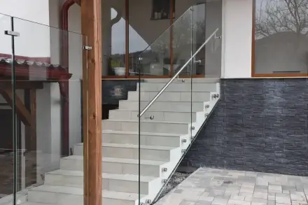 Sklenené zábradlie na schody na mieru v Žiline
