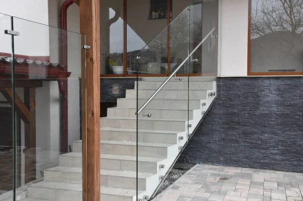Sklenené zábradlie na schody na mieru v Žiline