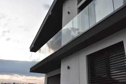 sklenené zábradlie