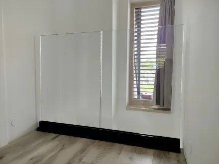 Sklenené zábradlie v interiéri s hliníkovým profilom
