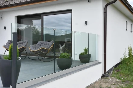 sklenené zábradlie