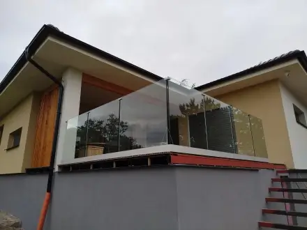 Sklenené zábradlie na terasu Pezinok exteriér