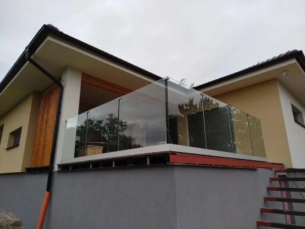 Sklenené zábradlie na terasu Pezinok exteriér