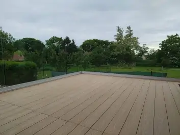 Sklenené zábradlie v hliníkovom profile na WPC terase v Pezinku