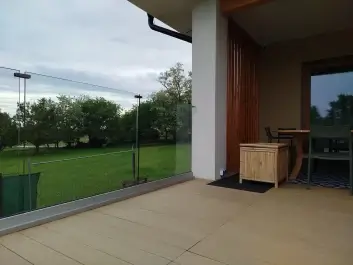 Detail hliníkového profilu so skleneným zábradlím na terase