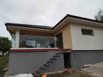 Moderné sklenené zábradlie so strieborným hliníkovým profilom