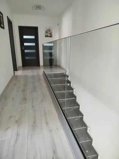 Interiérové sklenené zábradlie so strieborným hliníkovým profilom v Pezinku