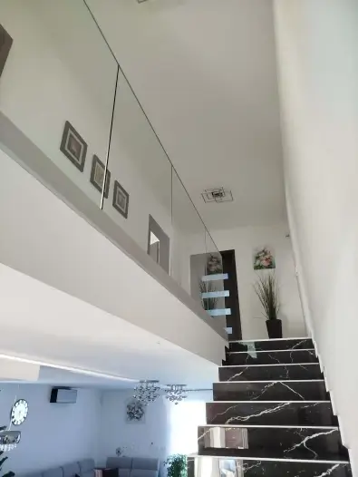 Moderné sklenené zábradlie v interiéri so strieborným hliníkovým profilom - Pezinok