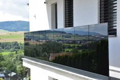 Sklenené zábradlie Orava - čierne sklo v hliníkovom profile, luxusné riešenie