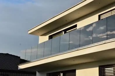 Antracitový profil z hliníka pre sklenené zábradlie na terase Orava