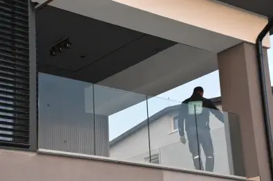 Sklenené zábradlie na terasu Poprad - hliníkový profil s čírym sklom