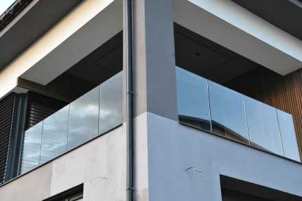 sklenené zábradlie