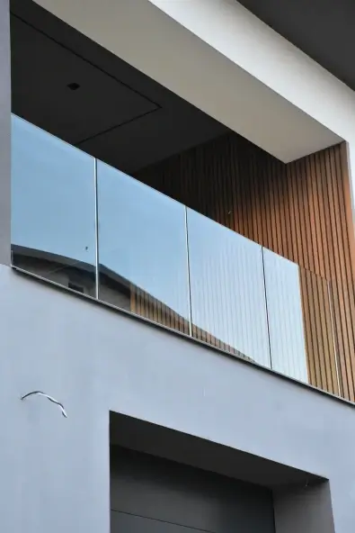 Sklenené zábradlie terasa Poprad - pevné ukotvenie do dlažby