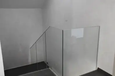 Interiérové sklenené zábradlie na schodisko v Prešove z číreho bezpečnostného skla