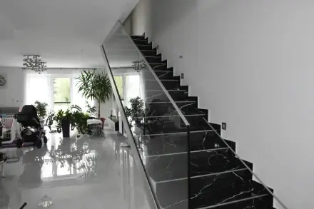 Sklenené zábradlie na schody Pezinok v hliníkovom profile