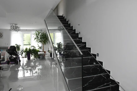 Sklenené zábradlie na schody Pezinok v hliníkovom profile