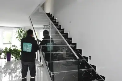 Interiérové sklenené zábradlie na schodisko v Pezinku – montáž číreho skla