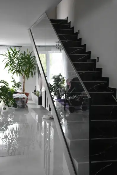 Sklenené zábradlie na schody v Pezinku s elegantným madlom